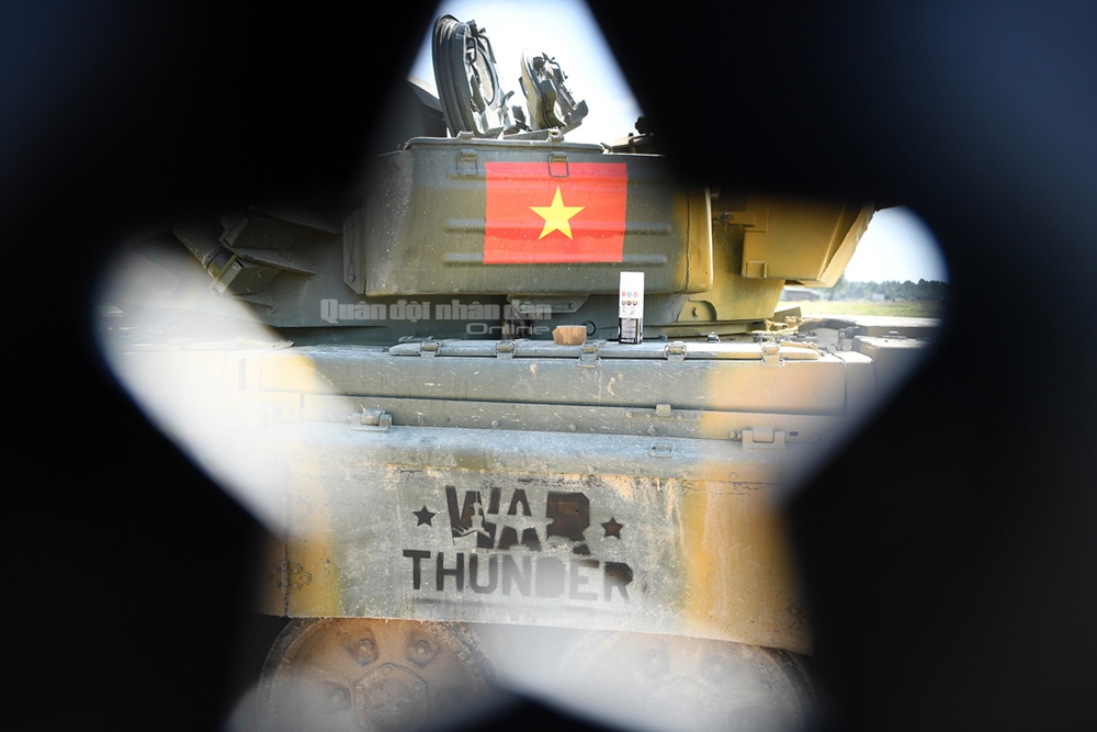 Ban tổ chức cho in dòng chữ “Thần sấm” lên thân xe.